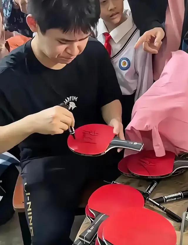 林诗栋回海南在妈妈的饭店帮忙 终于可以吃到家里的饭啦