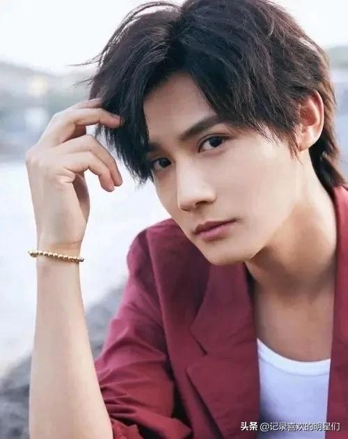 今天来说说宝藏男孩:郑业成,阳光帅气十足大男孩!