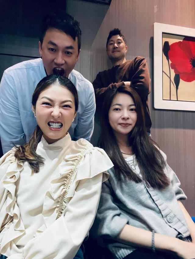 46岁何润东罕秀恩爱,39岁妻子颜值高,结婚6年无子仍想自然怀孕