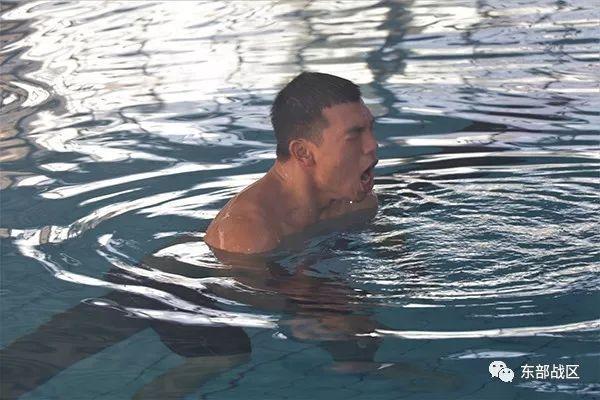 揭秘|啥情况,这大冬天的兵哥哥开始练游泳?