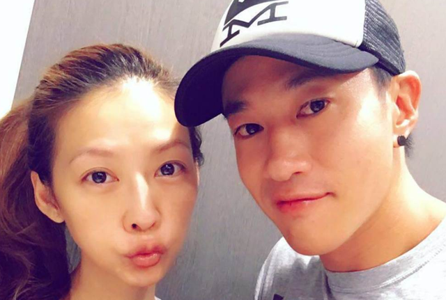 46岁何润东罕秀恩爱,39岁妻子颜值高,结婚6年无子仍想自然怀孕