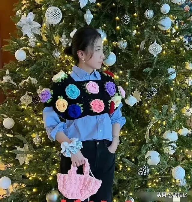 百亿富婆变朴实太太，甘比已不稀罕大牌，爱穿自己织的毛衣