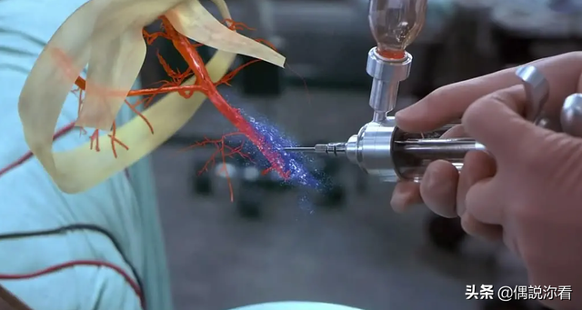 《透明人魔》别人看不见你时,就可以为所欲为的惊悚电影