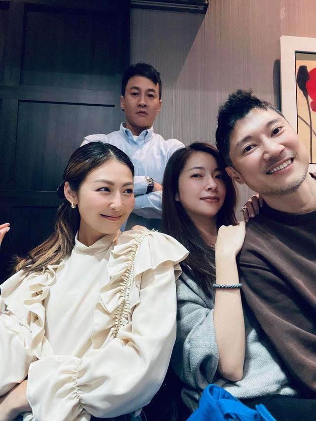 46岁何润东罕秀恩爱,39岁妻子颜值高,结婚6年无子仍想自然怀孕