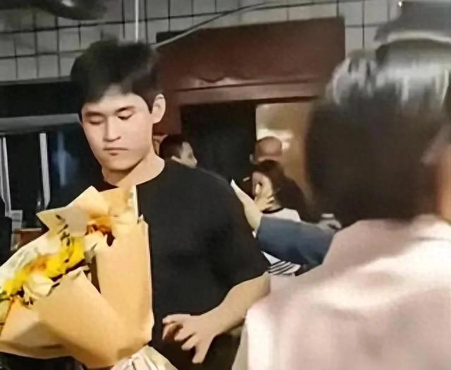 林诗栋回海南在妈妈的饭店帮忙 终于可以吃到家里的饭啦