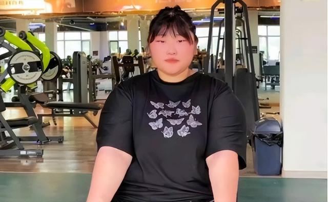 男网红喜哥追求朱雪梅,愿买300万豪车送她,追两年仍没放弃