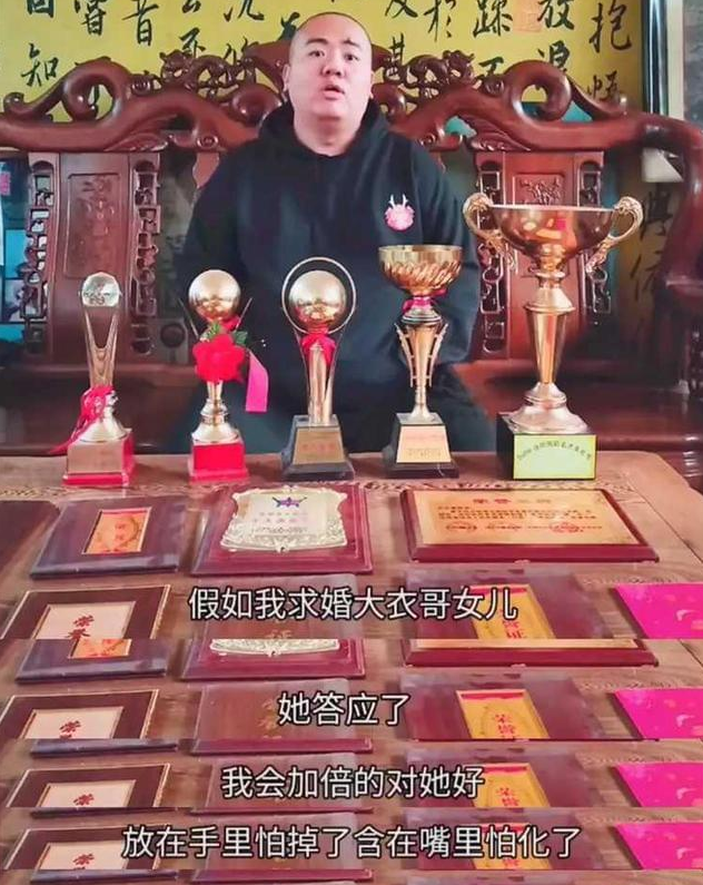 男网红喜哥追求朱雪梅,愿买300万豪车送她,追两年仍没放弃