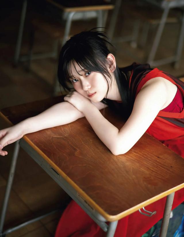 樱坂46山下瞳月,寂静之中展现美丽
