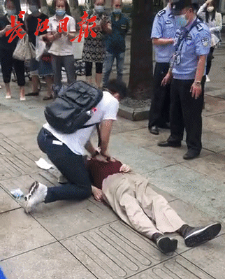 帅炸了!武大博士吴亦凡跪地救晕倒老人
