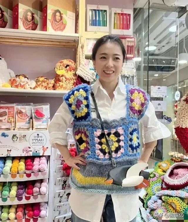 百亿富婆变朴实太太，甘比已不稀罕大牌，爱穿自己织的毛衣