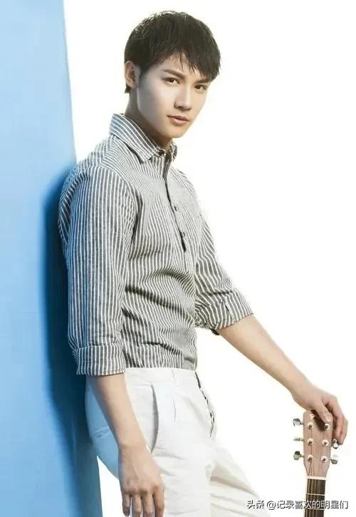 今天来说说宝藏男孩:郑业成,阳光帅气十足大男孩!