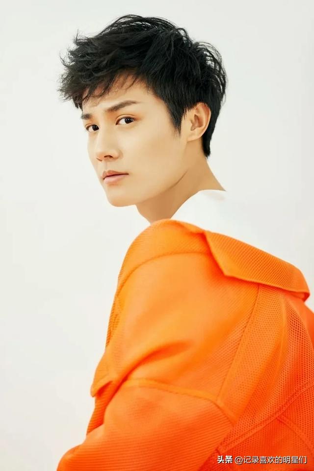 今天来说说宝藏男孩:郑业成,阳光帅气十足大男孩!