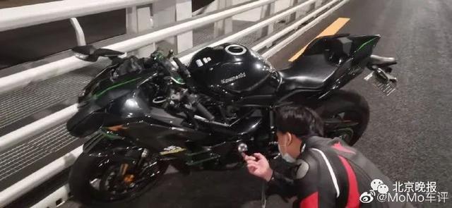 网上相识后，女子觉得摩托帅想坐一下，从后座突然坠地后被撞身亡
