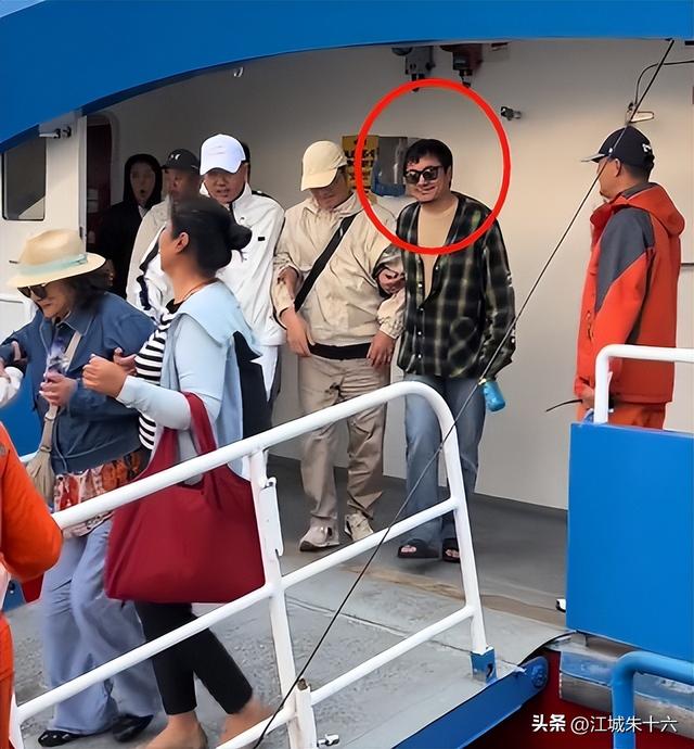 沈腾三亚度假曝光,父母健康堪忧,妻子暴瘦引关注