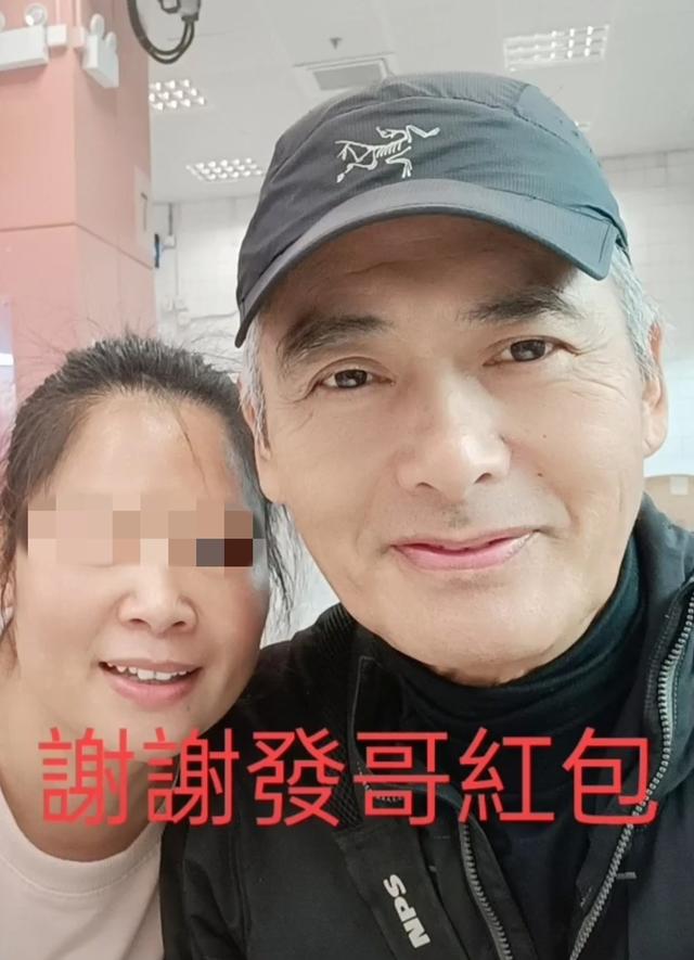 66岁周润发街边小店用餐,大方给店员红包,满头白发仍难掩帅气