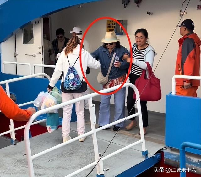 沈腾三亚度假曝光,父母健康堪忧,妻子暴瘦引关注