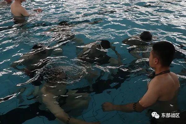 揭秘|啥情况,这大冬天的兵哥哥开始练游泳?