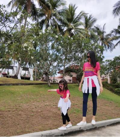 张梓琳晒母女合照,3岁女儿已和妈妈腰一样高了,网友:好基因