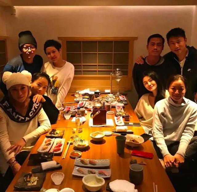 彭康育晒大S聚会合照,十几年未公开,小玥儿同学家长也出来发声