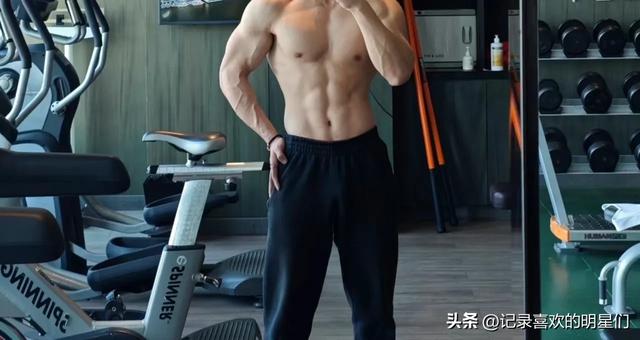 今天来说说宝藏男孩:郑业成,阳光帅气十足大男孩!