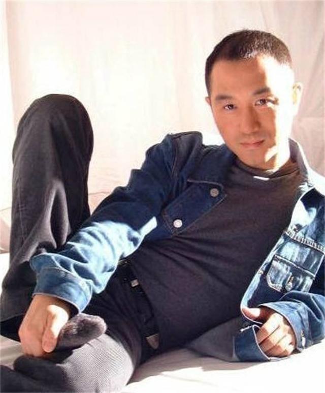歌手高枫：刚爆红就在北京悲情离世，他父母20年的坚持让人泪目