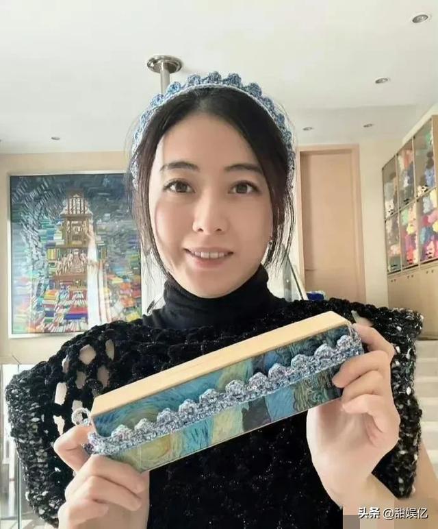 百亿富婆变朴实太太，甘比已不稀罕大牌，爱穿自己织的毛衣