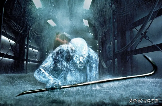 《透明人魔》别人看不见你时,就可以为所欲为的惊悚电影