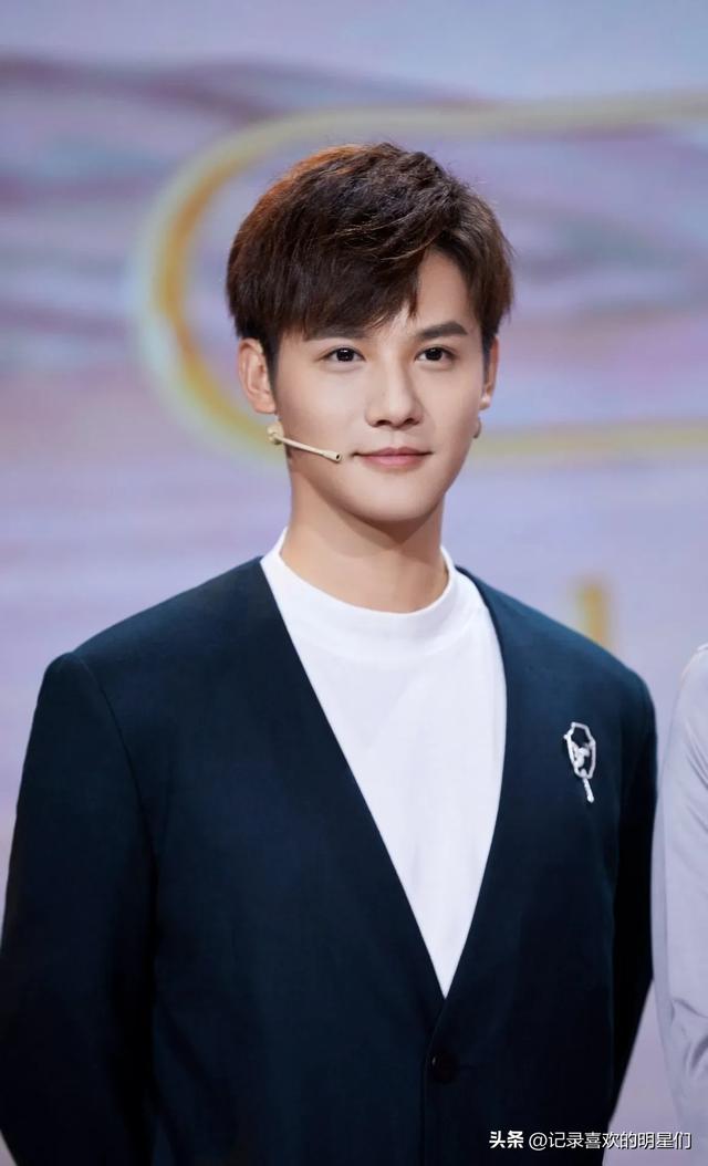 今天来说说宝藏男孩:郑业成,阳光帅气十足大男孩!