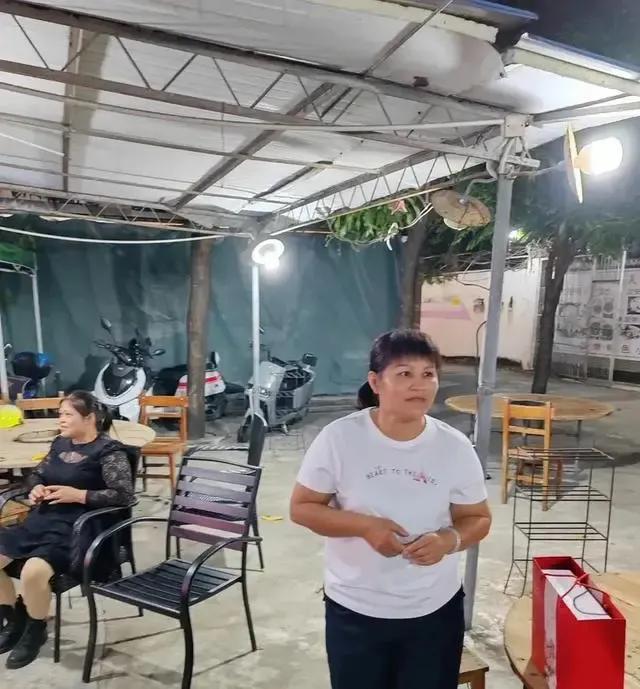 林诗栋回海南在妈妈的饭店帮忙 终于可以吃到家里的饭啦