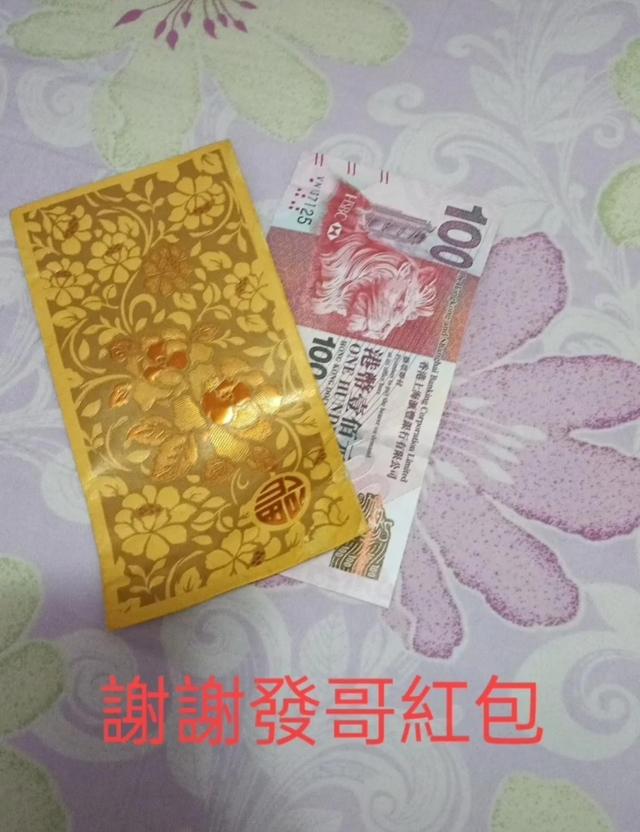 66岁周润发街边小店用餐,大方给店员红包,满头白发仍难掩帅气