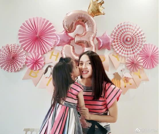 张梓琳晒母女合照,3岁女儿已和妈妈腰一样高了,网友:好基因