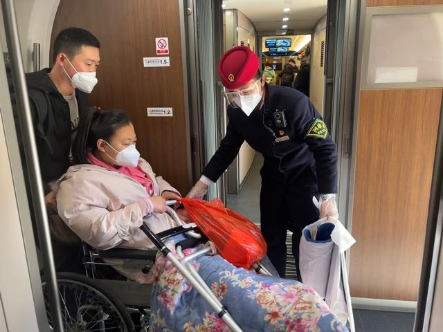 交广会客厅｜渴望团聚的母亲～“复兴号”列车长欧阳一君的逆行故事