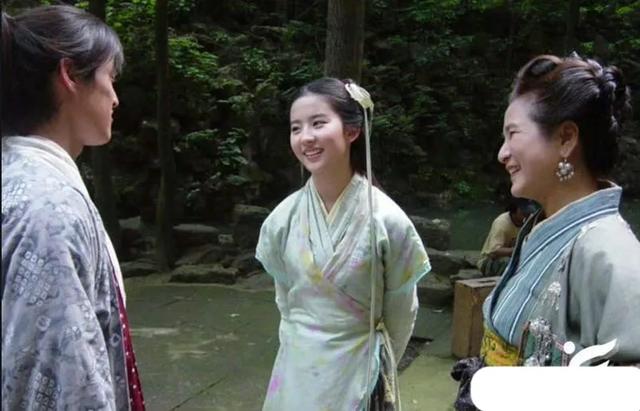 郑佩佩胡歌刘亦菲《仙剑奇侠传》旧照曝光,世间再无姥姥疼灵儿了