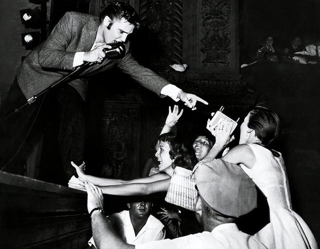 猫王:睡过3000个女人,妻子生下女儿就失宠,38岁离婚,42岁猝死