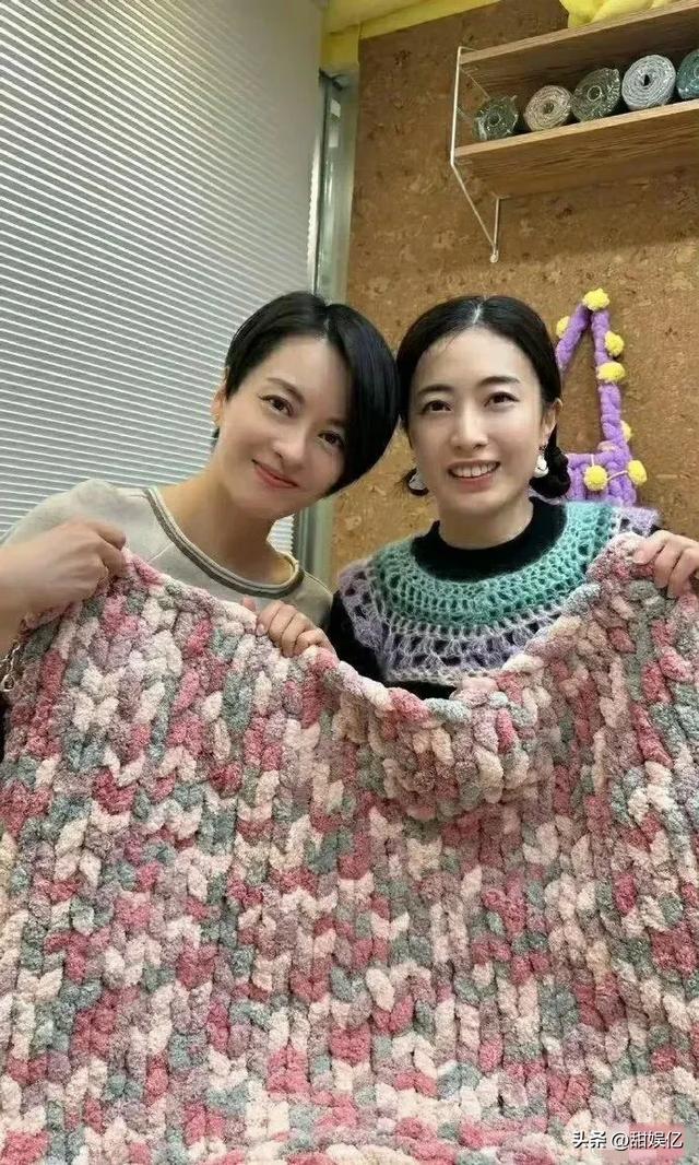 百亿富婆变朴实太太，甘比已不稀罕大牌，爱穿自己织的毛衣
