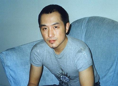 歌手高枫：刚爆红就在北京悲情离世，他父母20年的坚持让人泪目