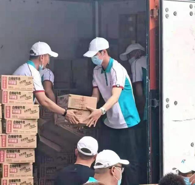 韩红、王一博现身河南巩义：我们送来了救援物资，绝不会袖手旁观