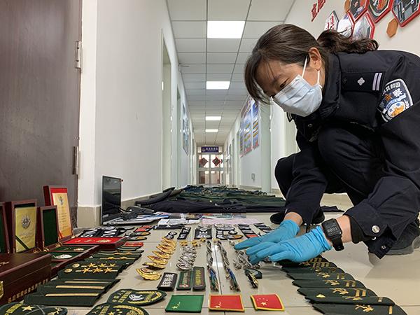 “军装笔挺”出站 漏洞百出被抓