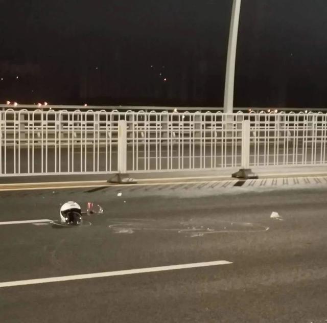 网上相识后，女子觉得摩托帅想坐一下，从后座突然坠地后被撞身亡