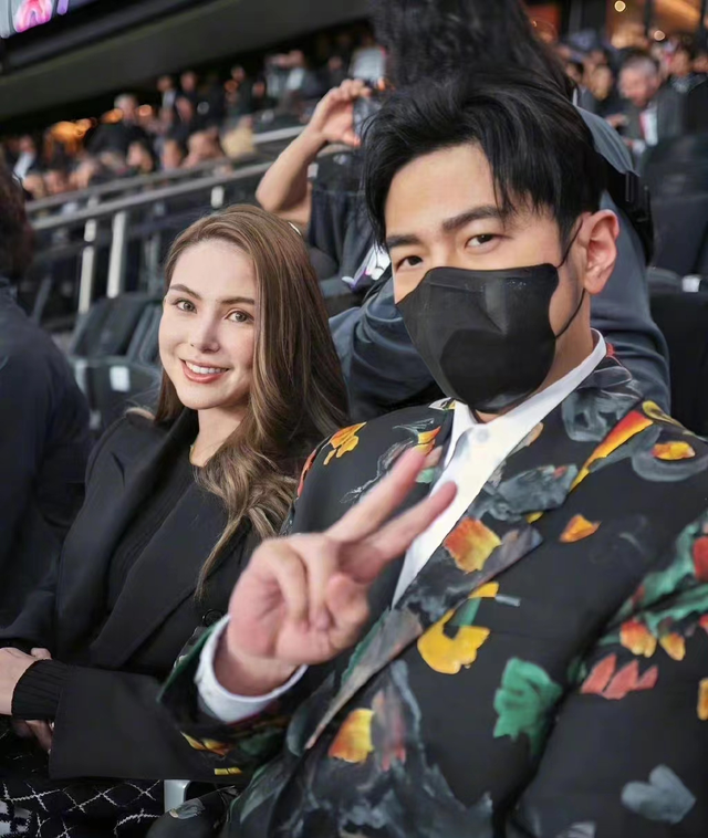 周杰伦近照瘦了!与梅西、权志龙等大咖合影曝光,天王气场不输