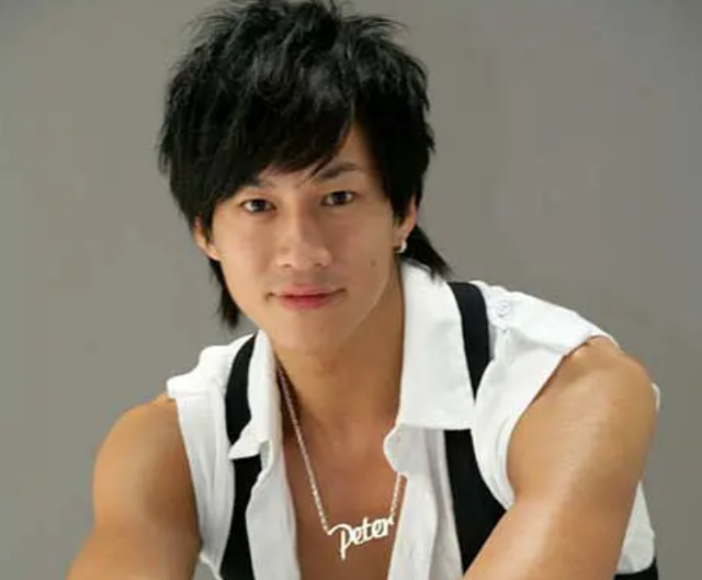 46岁何润东罕秀恩爱,39岁妻子颜值高,结婚6年无子仍想自然怀孕