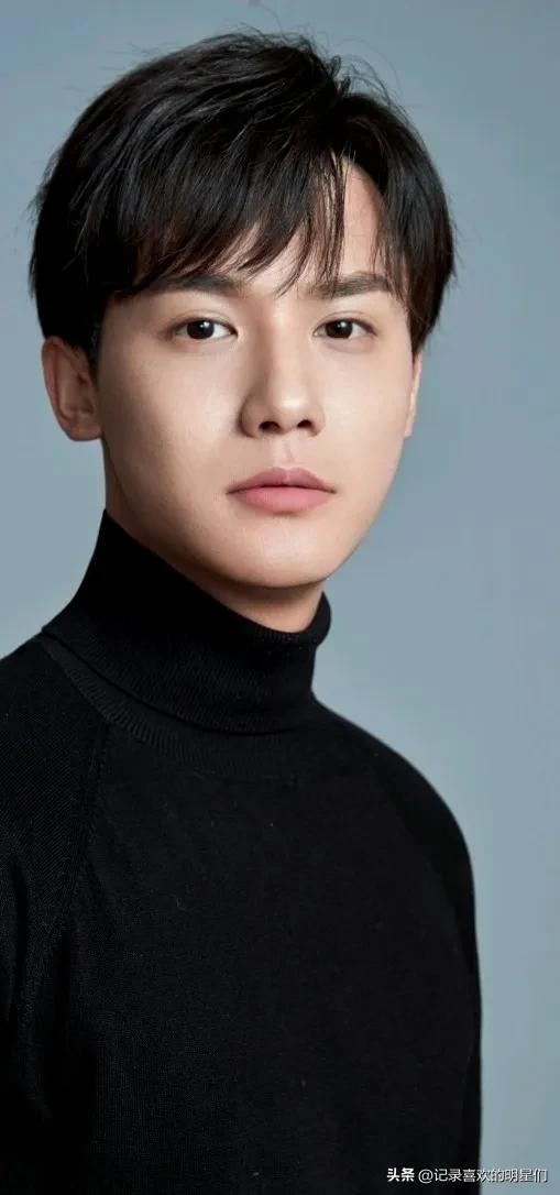 今天来说说宝藏男孩:郑业成,阳光帅气十足大男孩!
