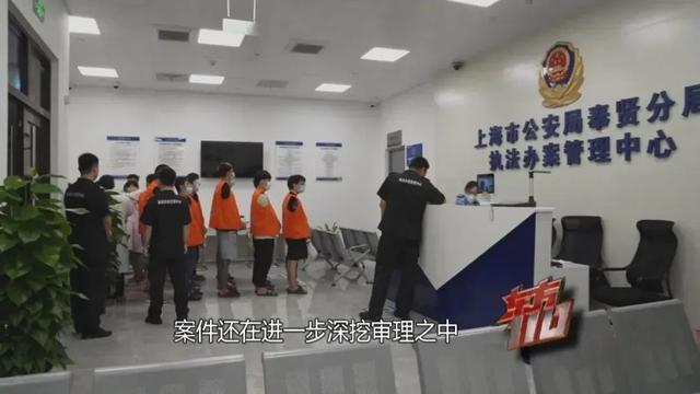 七旬老人145万现金平铺在沙发上!民警:很震撼……咋回事?