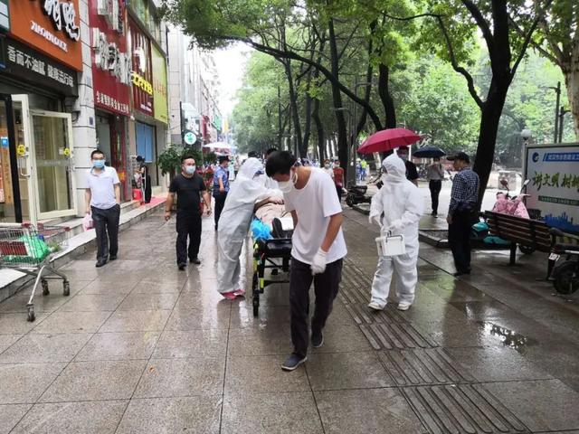 帅炸了!武大博士吴亦凡跪地救晕倒老人