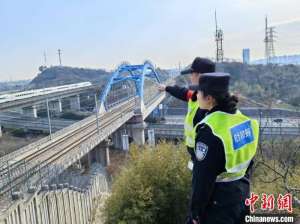 “90后”铁警师徒守护春运:盯牢27公里沿线平安
