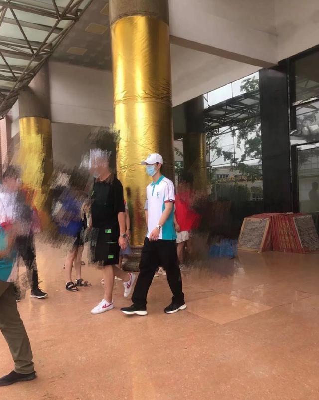 韩红、王一博现身河南巩义:我们送来了救援物资,绝不会袖手旁观