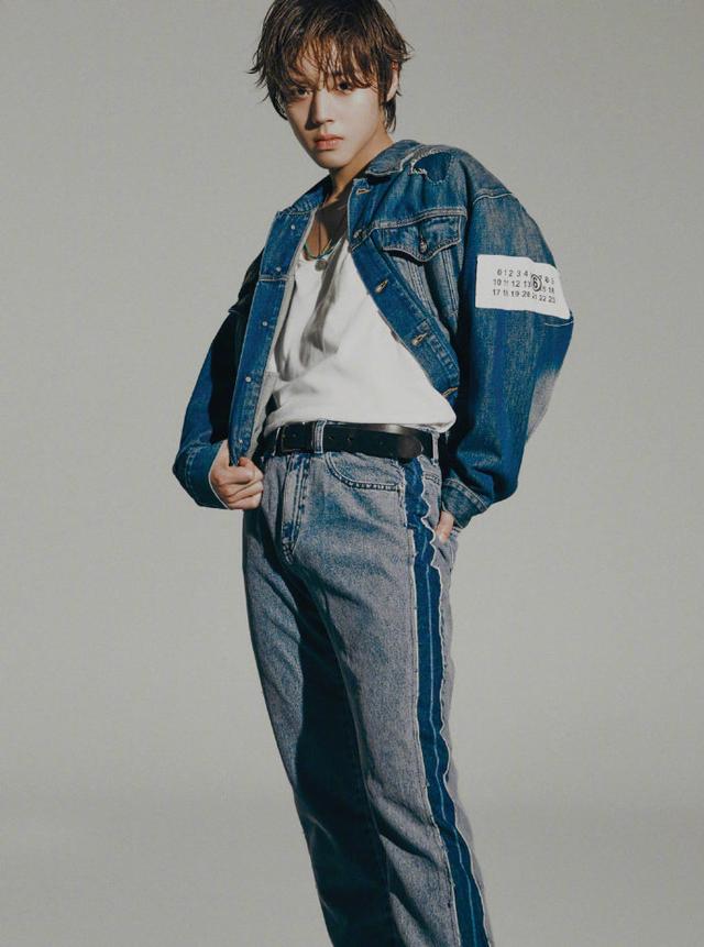 朴志训登上杂志封面 韩系爱豆美少年