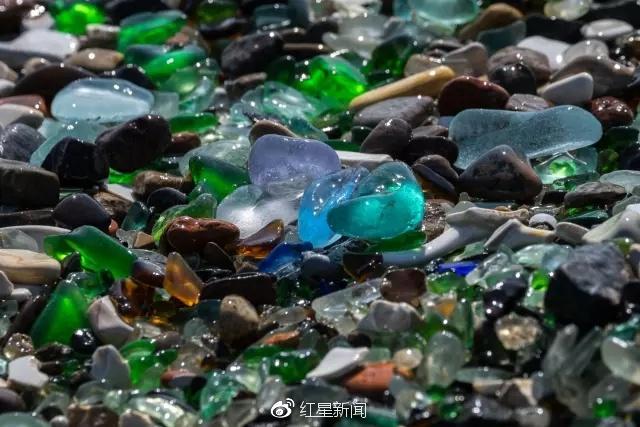 别再捡走沙滩上的玻璃石了！俄罗斯旅游胜地“玻璃湾”正在消失