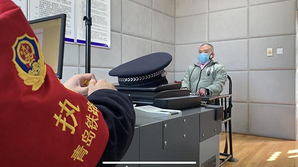 “军装笔挺”出站 漏洞百出被抓