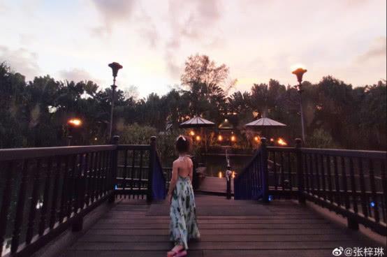 张梓琳晒母女合照,3岁女儿已和妈妈腰一样高了,网友:好基因